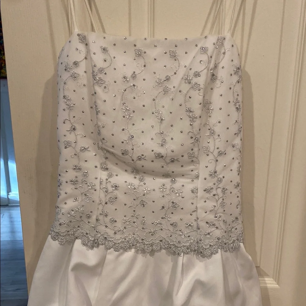 Elegant White Wedding Dress with Intricate Embroidery - Picture 2 of 14